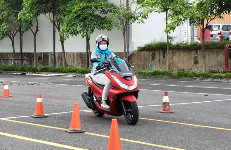 Tips dan Trik Berkendara Sepeda Motor Supaya Aman dan Nyaman untuk Wanita yang Memakai Hijab