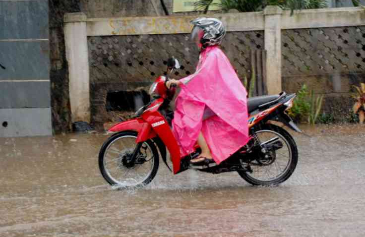 Jangan Pakai Jas Hujan Model Ponco, Ini Bahayanya