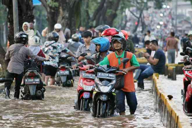 Sudah Mulai Musim Hujan, Perlengkapan Riding Wajib Dimiliki