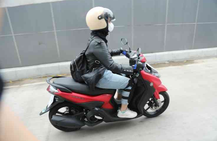 Tips dan Trik Berkendara Sepeda Motor untuk Wanita yang Memakai Hijab