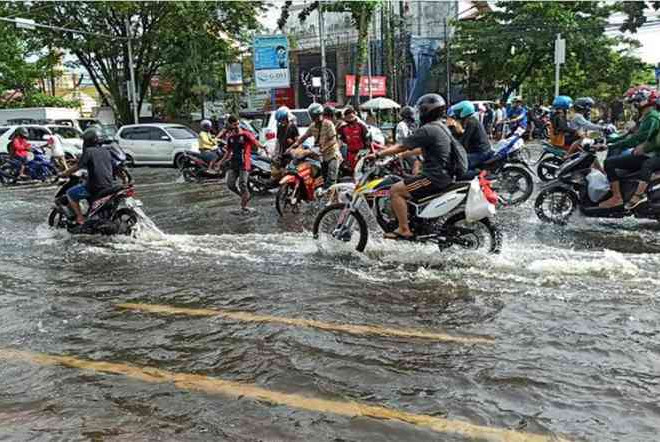 Mengendarai Motor Lewat Banjir? Siapa Takut!