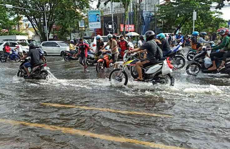 Mengendarai Motor Lewat Banjir? Siapa Takut!