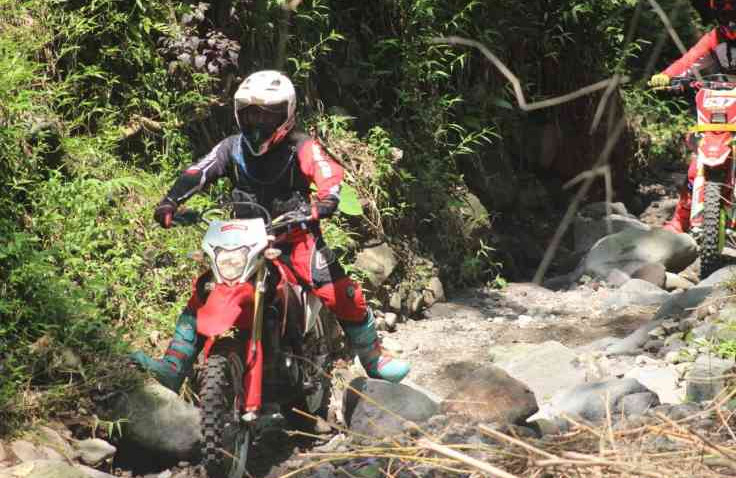 Komunitas Honda CRF Trabasan Sekaligus Beramal