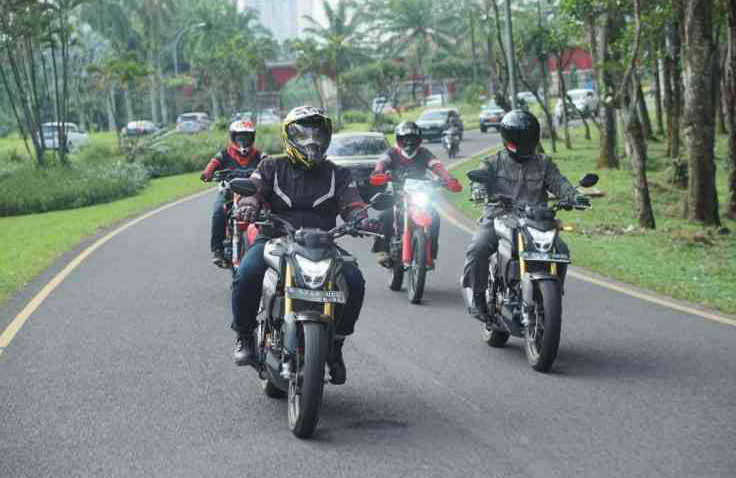Touring Akhir Tahun Sama Pasangan, Begini Tips Boncengan Supaya Aman dan Nyaman