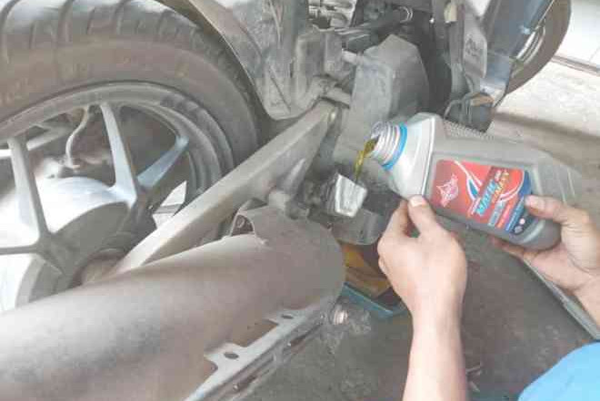 Pemilik Motor Matic Harus Tahu, Berikut Interval Waktu yang disarankan untuk Ganti Oli