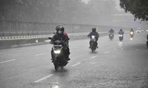 Cara Supaya Aman Berkendara Motor Saat Hujan, Perhatikan Hal Berikut ini