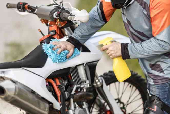 Tips Cara Menghilangkan Lem Bekas Stiker di Body Motor, Mudah dan Murah