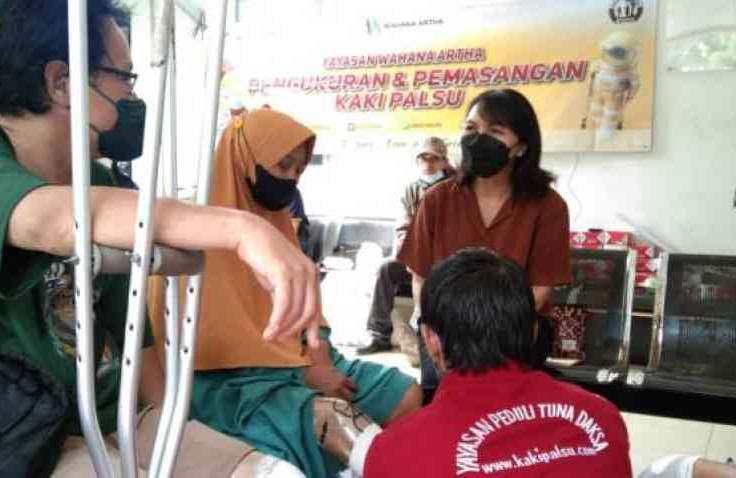 Wahana Artha Group Donasikan Kaki Palsu untuk Penyandang Disabilitas