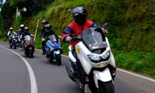 Begini Posisi yang Benar Saat Naik Motor Matic Supaya Aman