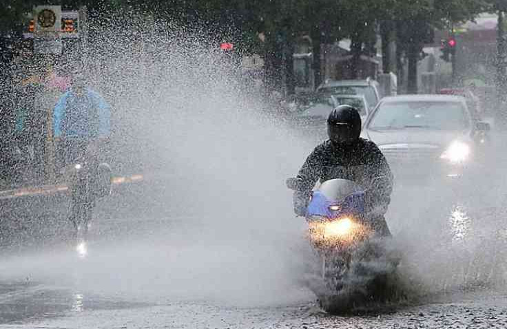 Masih Musim Hujan, Begini Tips Aman dan Nyaman Berkendara Motor Saat hujan