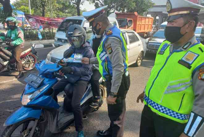 Naik Motor Pakai Sandal Jepit Dilarang Sama Polisi, Ini Alasannya