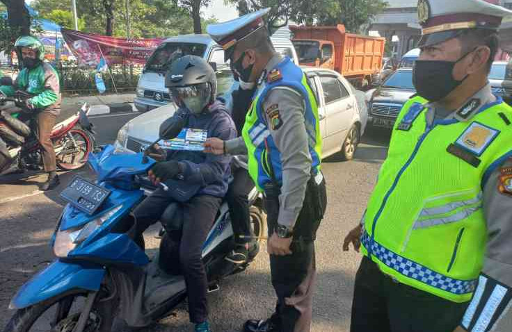 Naik Motor Pakai Sandal Jepit Dilarang Sama Polisi, Ini Alasannya