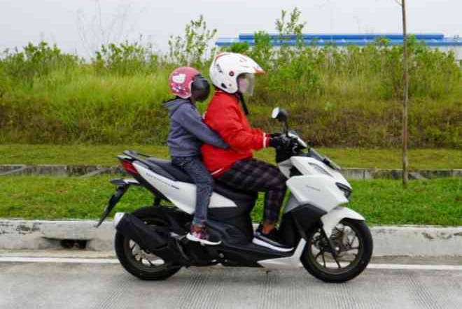 Rekomendasi Ahli, Begini Cara Supaya Aman Bonceng Anak Naik Motor