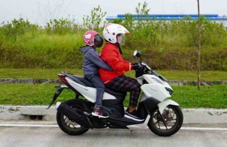 Rekomendasi Ahli, Begini Cara Supaya Aman Bonceng Anak Naik Motor