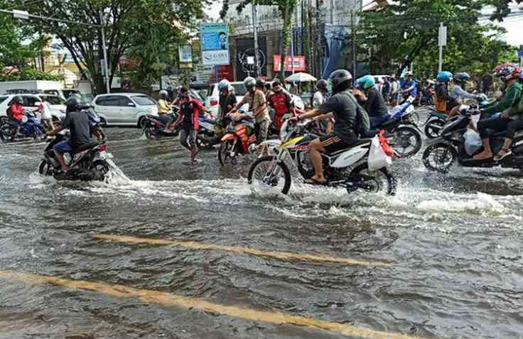 Tips Aman Lewati Banjir Menggunakan Sepeda Motor