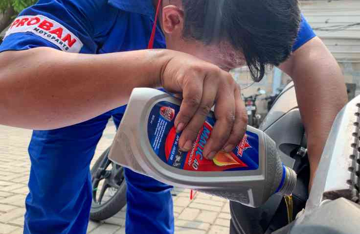 Tips Mengganti Oli Sendiri Dirumah, Ternyata Mudah!