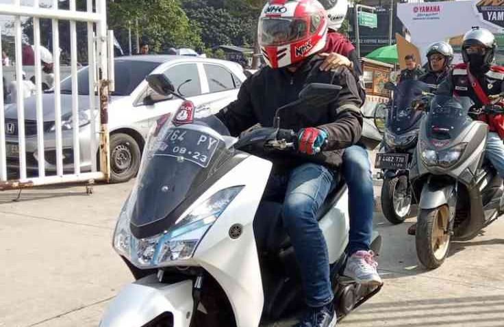 Tips Supaya Aman Naik Motor Boncengan, Begini Caranya