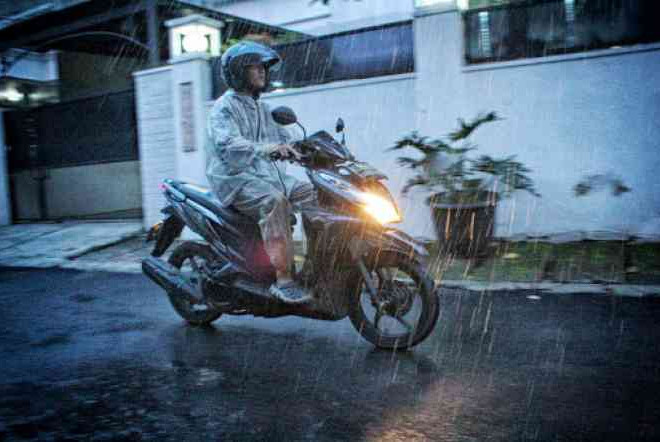 Sudah Mulai Musim Hujan, Begini Cara Memilih Jas Hujan Supaya Aman
