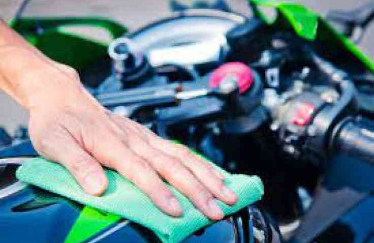 Tips Poles Cat Motor Yang Benar Agar Tidak Merusak Lapisan Cat