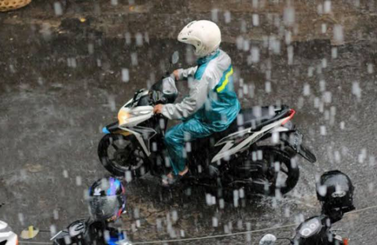 Lima Tips Melakukan Pengereman Aman Saat Kondisi Sedang Hujan