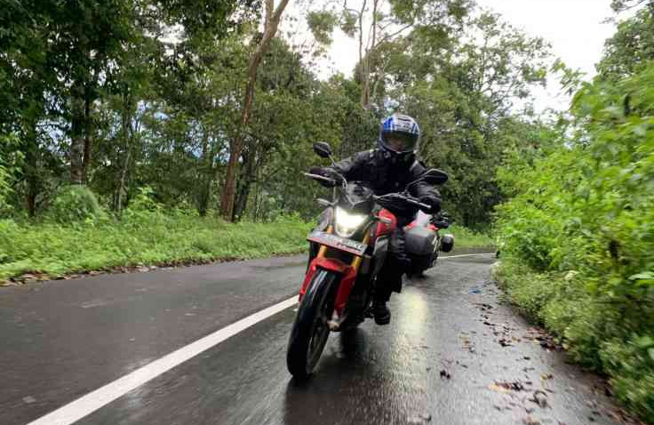 Tips Berkendara Aman Di Jalanan Basah Dari Safety Riding Instructor
