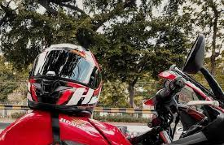 Jangan Menaruh Helm Diatas Tangki Motor, Bisa Rusak Hingga Menyebabkan Bahaya