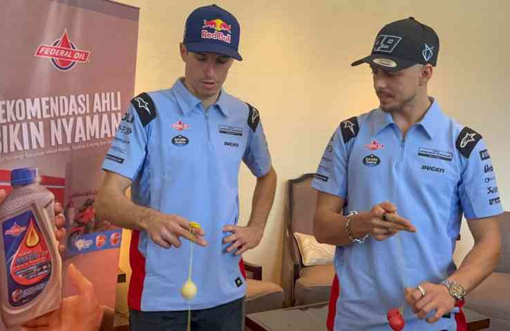 Unik! Fabio Diggia dan Alex Marquez Bermain Lato-Lato
