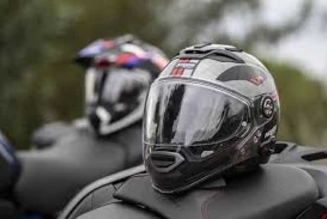 Tips Jitu Cegah Apek Helm Yang Basah Karena Berkendara Saat Hujan