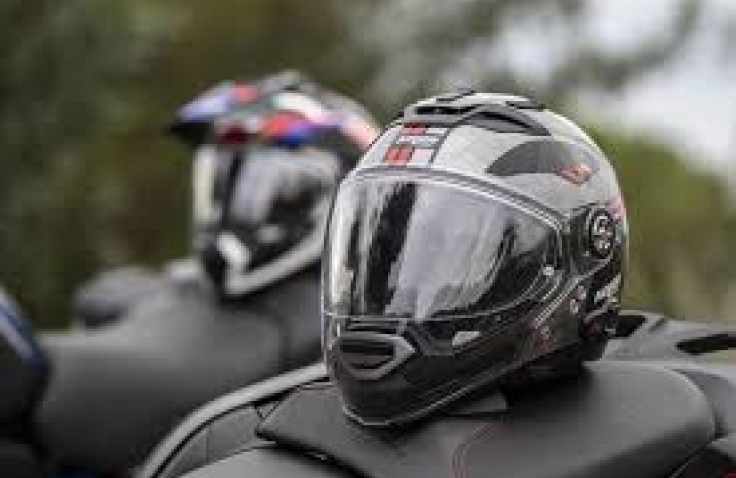 Tips Jitu Cegah Apek Helm Yang Basah Karena Berkendara Saat Hujan