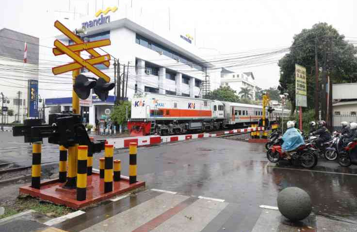 Begini Tips Supaya Aman Saat Melintas di Perlintasan Kereta Api