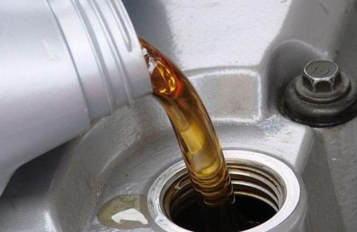 Tiga Ciri Oli Mesin Motor Habis, Nomor Tiga Bisa Berbahaya