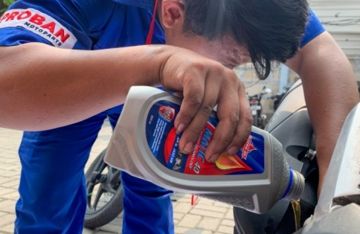 Ganti Oli Rutin Bisa Turut Merawat Motor Agar Lebih Awet