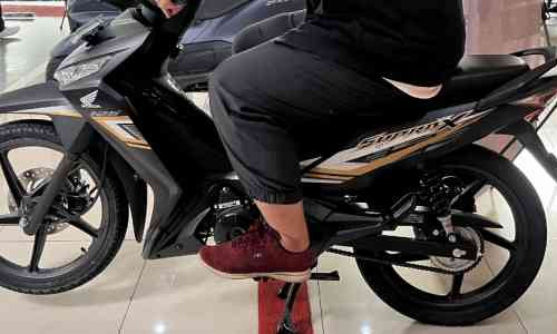 Tiga Tips Nyaman Menaiki Motor Untuk Pengendara Yang Bertubuh Kurang Tinggi