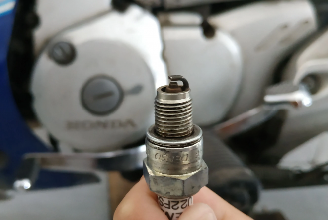 Ini Lima Tanda Busi Motor Bermasalah