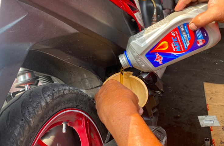 Penyebab Oli Motor Berwarna Hitam Pekat Serta Solusi Pencegahannya