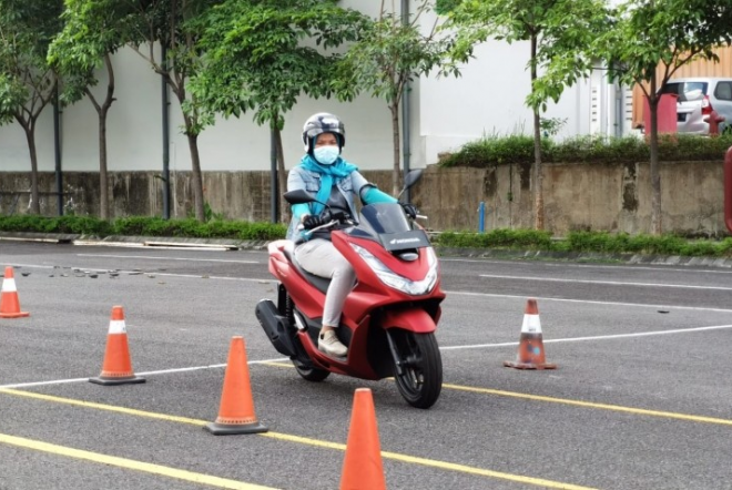 Spesial Hari Ibu, Ini Cara Berkendara Aman dan Nyaman Menggunakan Sepeda Motor