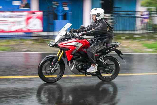 Posisi Berkendara Ini Berbahaya Dilakukan Sewaktu Berkendara Disaat Hujan