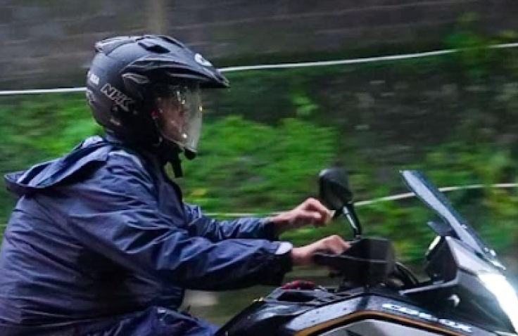  Cegah Kaca Helm Baret Saat Musim Hujan